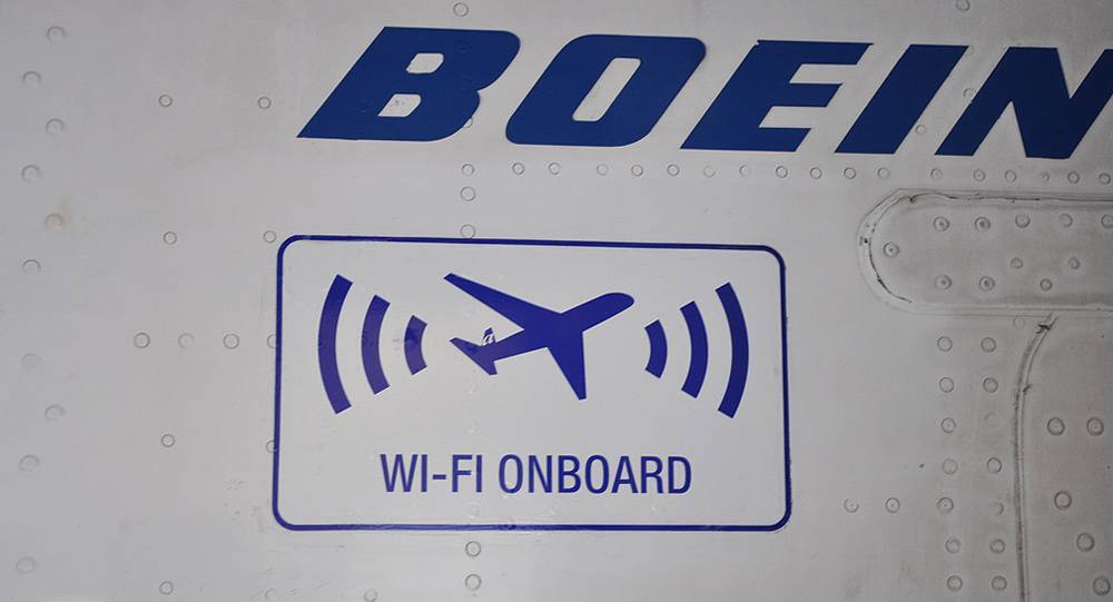 Есть ли интернет в самолете: как им пользоваться и сколько стоит?