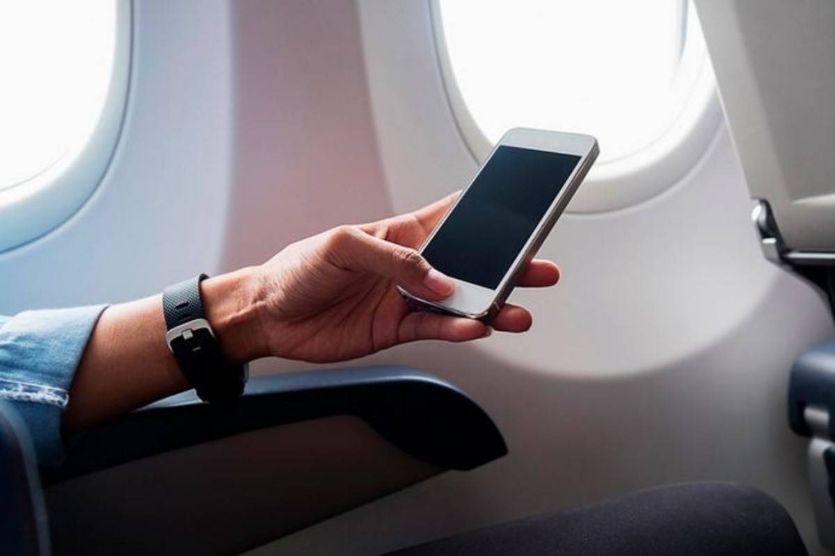 Почему нельзя пользоваться телефоном в самолете?