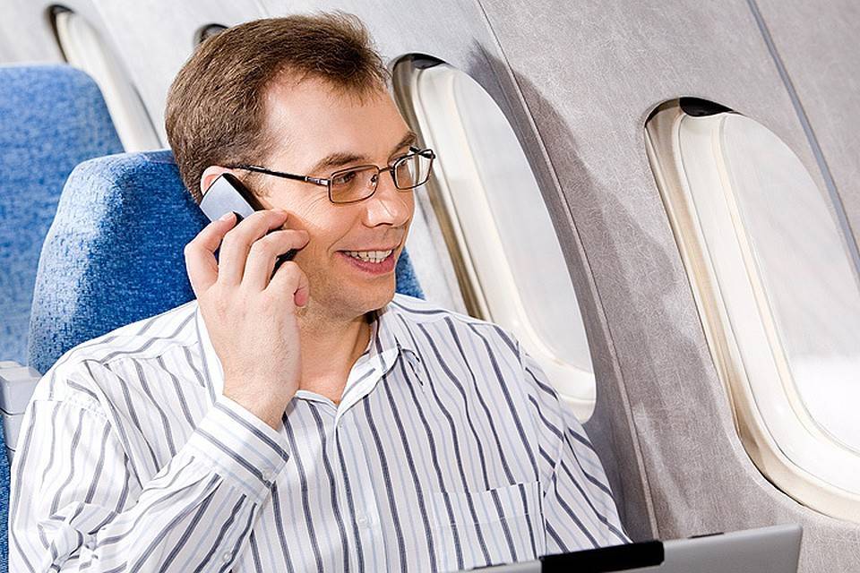 Телефон в самолете: почему нельзя пользоваться