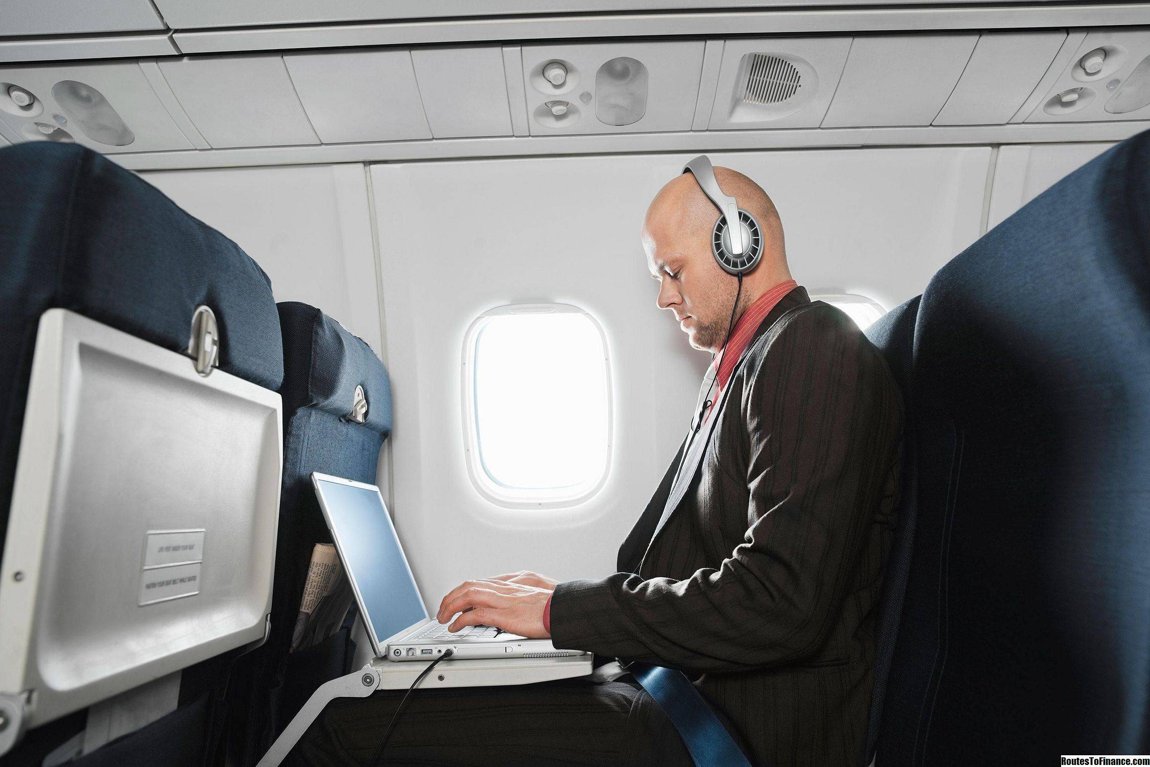 Интернет в самолете: можно ли пользоваться wifi во время полета, список авиакомпаний, предоставляющих услугу