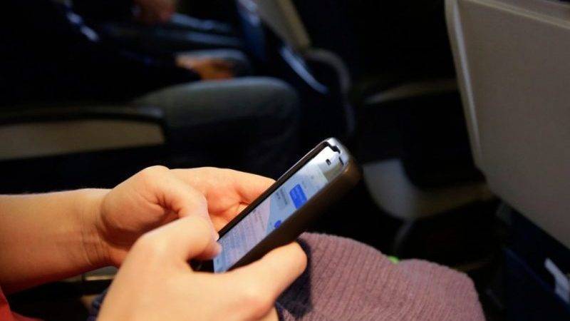Телефон в самолете: почему нельзя пользоваться