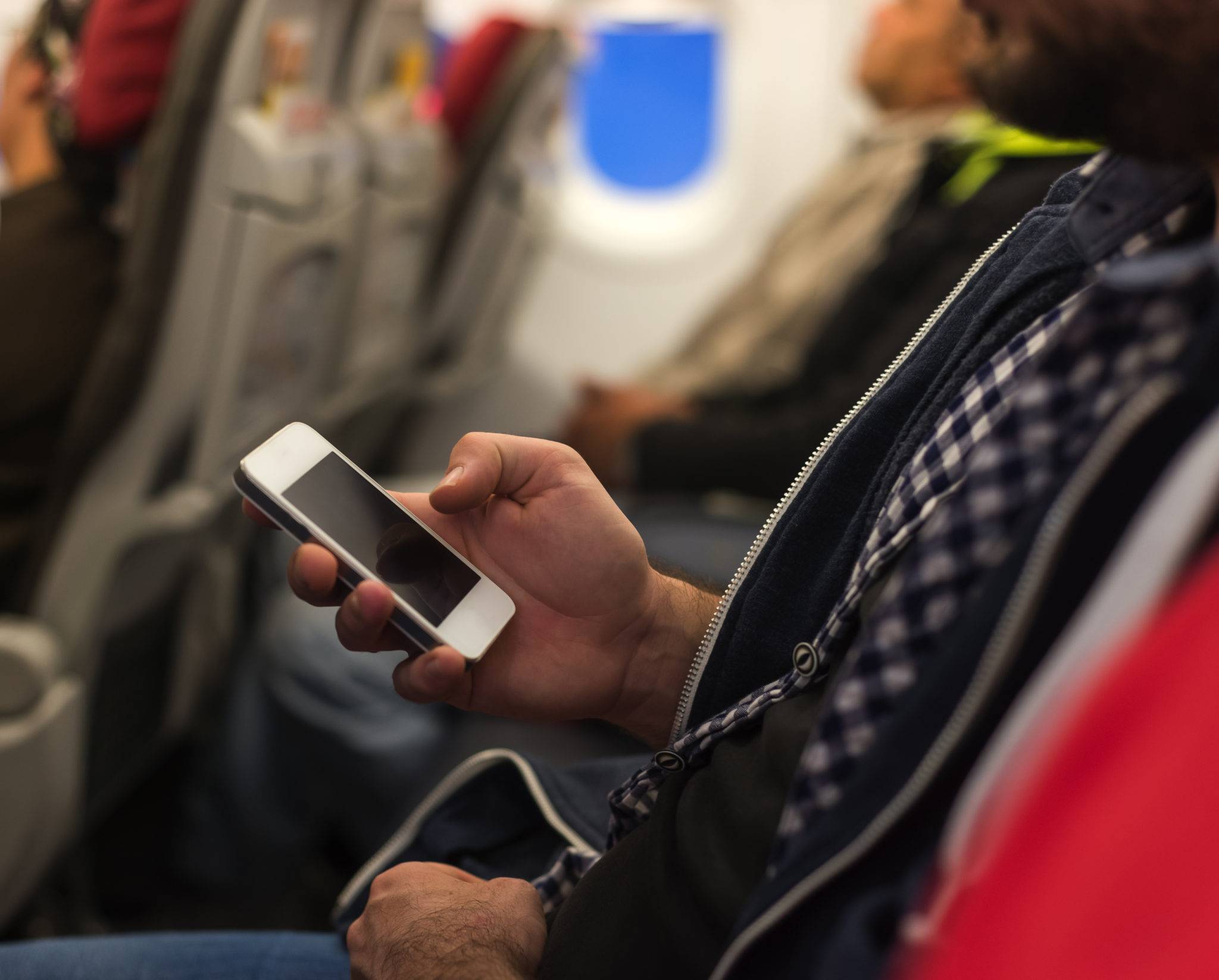 Можно ли пользоваться телефоном в самолете, почему нужно выключать при взлете, есть ли возможность зарядить